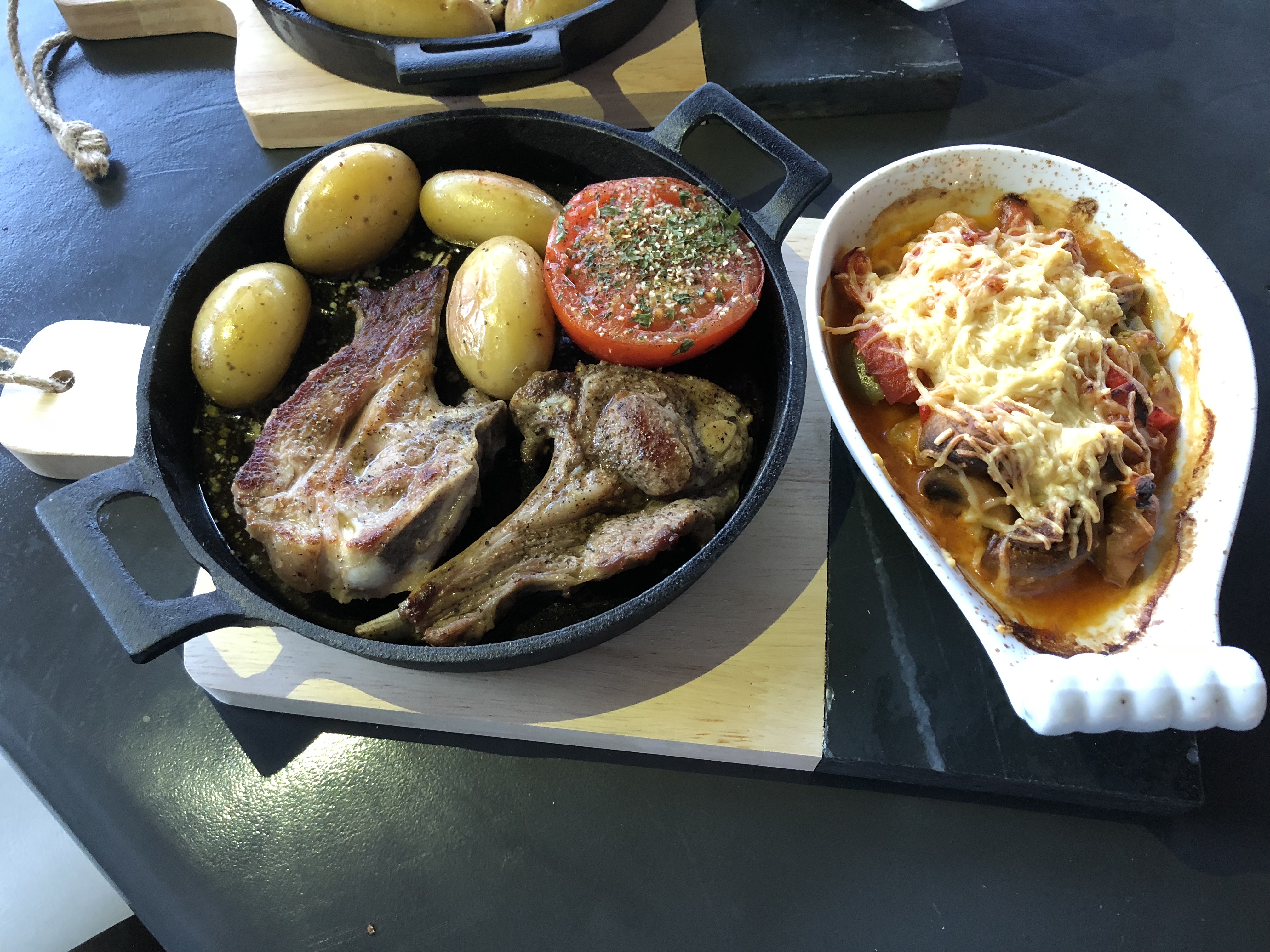 Megterített asztal provence-i specialitásokkal és borral